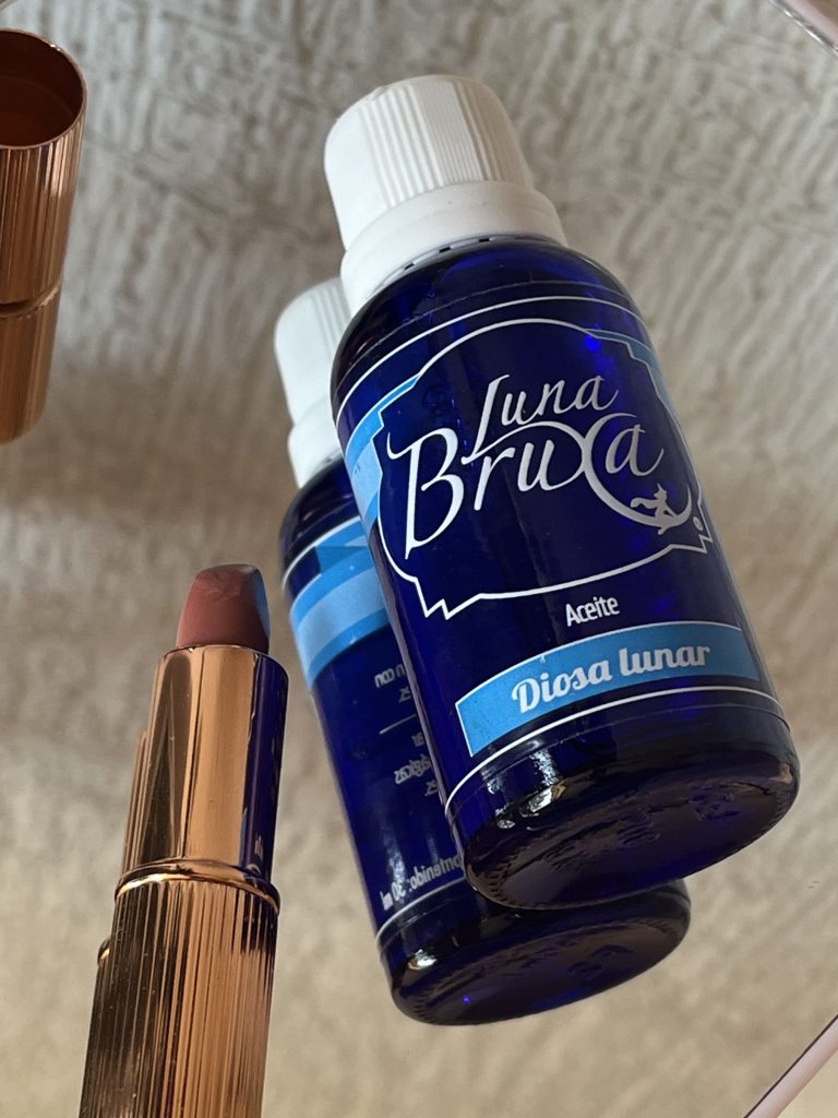 Luna Bruxa presenta su nuevo ritual, «El poder mágico de un labial»