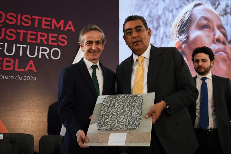 Gobierno de Puebla e Iberdrola México iluminan comunidades rurales