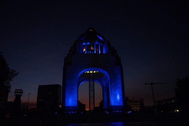 La Ciudad de México se ilumina de azul en el día mundial y nacional contra la obesidad