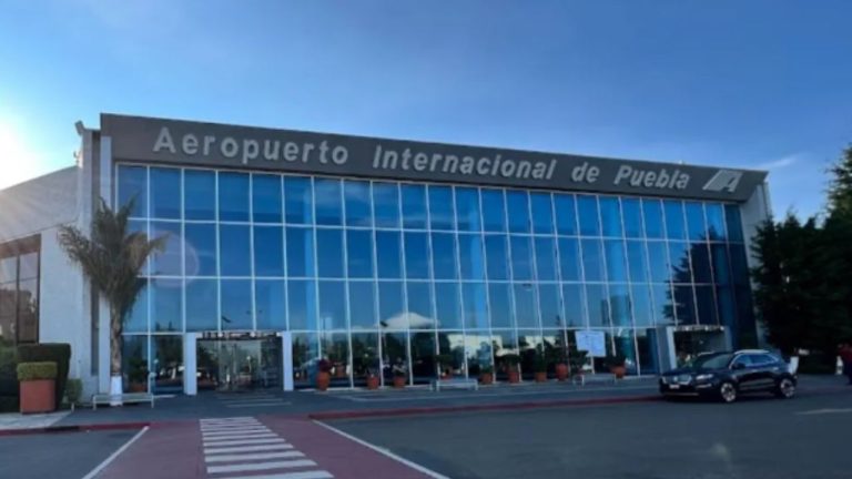 Ceniza del Popocatépetl paraliza nuevamente el aeropuerto de Puebla