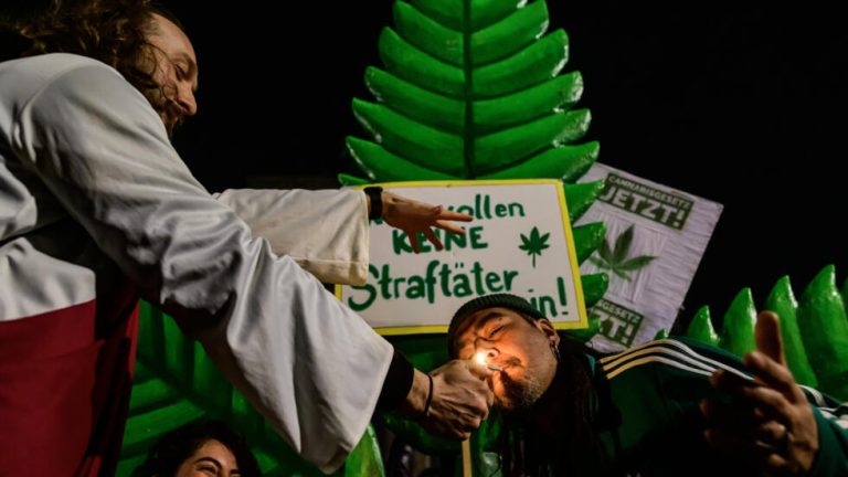 Entre polémicas, legalizan consumo de marihuana en Alemania