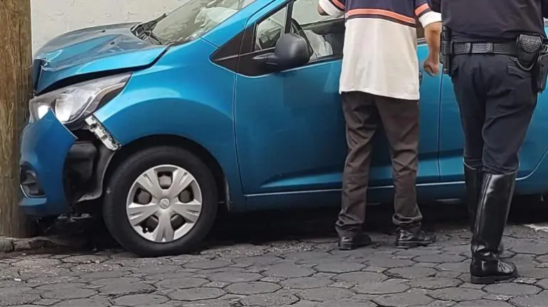 Automovilista en estado de ebriedad choca contra poste en la colonia Obrera