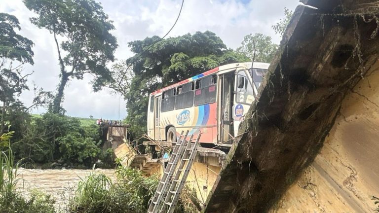Colapso de puente en Omealca, Veracruz, deja un muerto y varios heridos