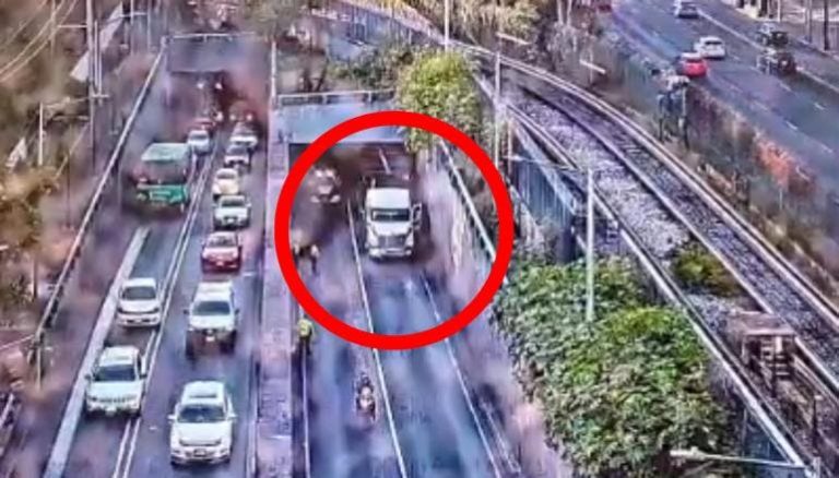 Tráiler se atora en el desnivel de Taxqueña: afecta vialidad en Calzada de Tlalpan