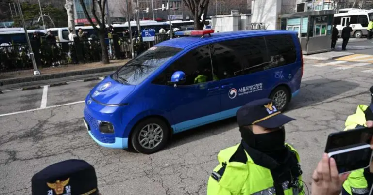 El expresidente surcoreano Yoon acude a declarar en el juicio que decidirá si se extiende su arresto